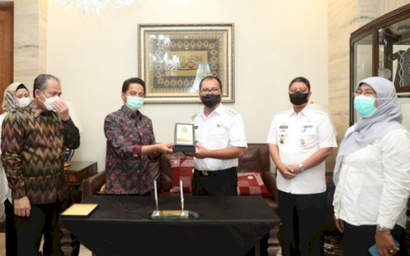 MOU. Wali Kota Makassar Moh Ramdhan Pomanto melakukan pemandatanganan MoU dengan Rektor UIN Alauddin Makassar Prof Drs Hamdan Juhannis MA PhD, Rabu (8/9/2021). foto: istimewa