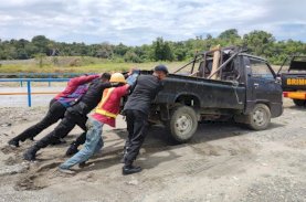 Danyon Brimob Bone Bantu Evakuasi Mobil Terjebak Lumpur