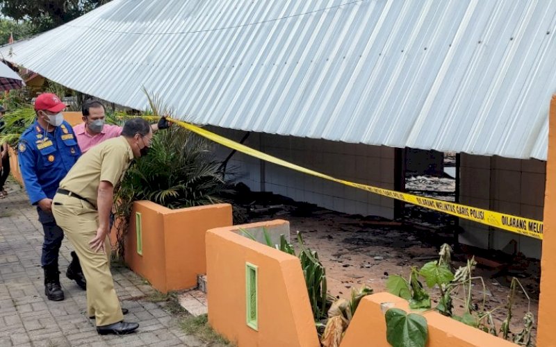 PENINJAUAN. Wali Kota Makassar, Moh Ramdhan Pomanto, meninjau kebakaran yang melahap SD Inpres Kalangtubung 1 di Kelurahan Bakung, Kecamatan Biringkanaya, Kota Makassar, Selasa (7/9/2021). foto: istimewa