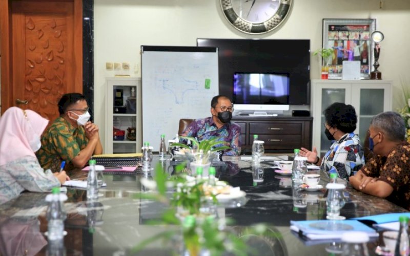PERTEMUAN. Perwakilan USAID IUWASH Plus menemui Wali Kota Makassar Moh Ramdhan Pomanto di kediaman pribadinya, Jl Amirullah, Kota Makassar, Kamis (9/9/2021). foto: istimewa