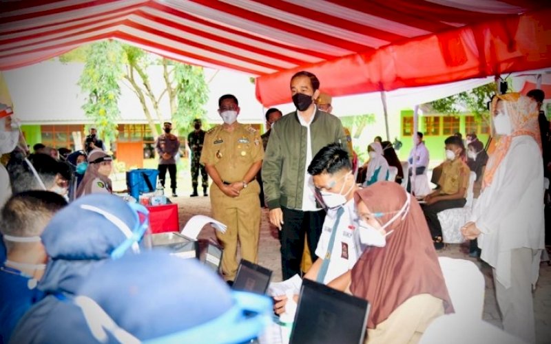 VAKSINASI. Presiden RI Joko Widodo didampingi Plt Gubernur Sulsel Andi Sudirman Sulaiman melakukan peninjauan pelaksanaan vaksinasi Covid-19 di SMAN 3 Wajo, Kelurahan Mattirotappareng, Kecamatan Tempe, Kamis (9/9/2021). foto: istimewa