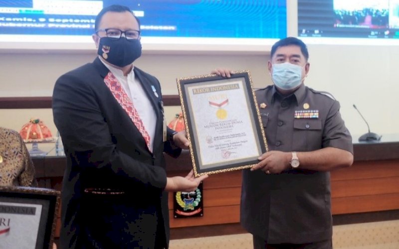REKOR MURI. Sekda Provinsi Sulsel, Abdul Hayat Gani, menerima sertifikat Rekor MURI pembuatan konten video TikTok di Ruang Rapim Kantor Gubernur Sulsel, Kamis (9/9/2021). foto: istimewa