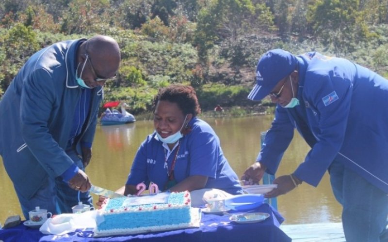 HUT DEMOKRAT. Ketua DPC Partai Demokrat Kabupaten Tolikara, Provinsi Papua, Usman G Wanimbo (kiri), memotong kue ulang tahun pada acara peringatan HUT Partai Demokrat ke-20 di lokasi Wisata Biuk, Tolikara, Kamis (9/9/2021). foto: istimewa