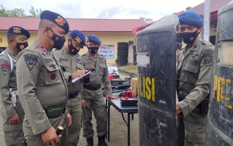 PERSIAPAN. Danyon C Pelopor Satbrimob Polda Sulsel, Kompol Nur Ichsan, mengecek kesiapan personel dan peralatan usai memimpin apel pengecekan pengamanan PON XX Papua personel Batalyon C Pelopor, Sabtu (11/9/2021). foto: istimewa