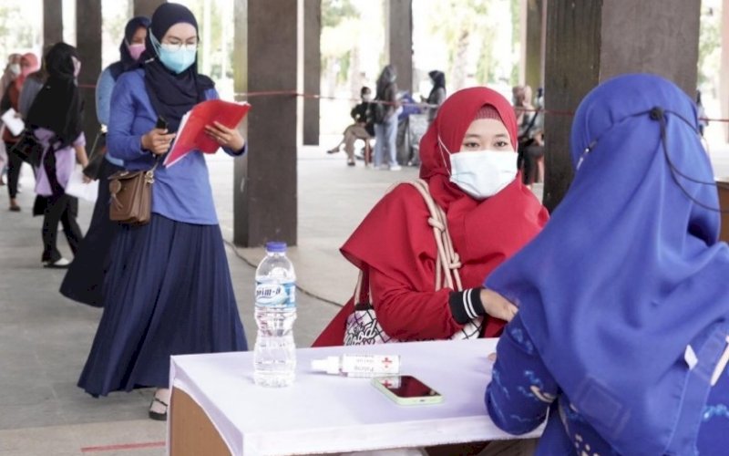 SELEKSI CPNS. Sejumlah peserta seleksi CPNS Kabupaten Gowa melakukan pengambilan kartu tes, Jumat (10/9/2021). foto: istimewa