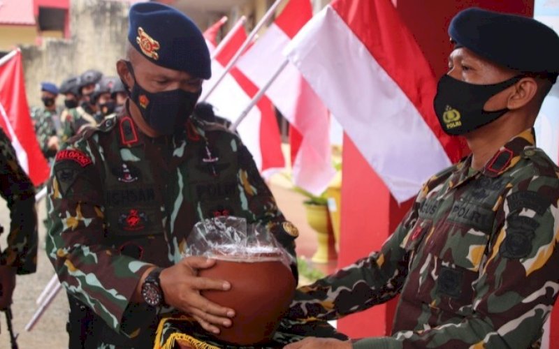 AIR SUCI. Danyon C Pelopor Satbrimob Polda Sulsel, Kompol Nur Ichsan (kiri), menerima air suci penyucian tunggul Batalyon C Pelopor Tenribetta, Minggu (12/9/2021). foto: istimewa