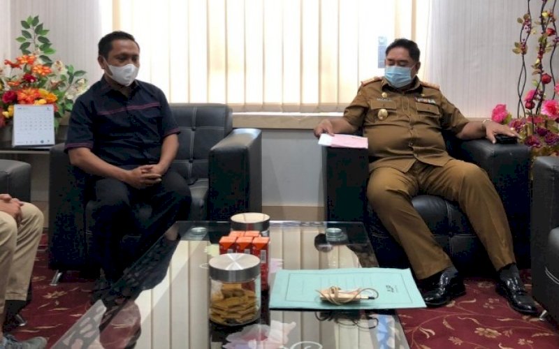 AUDIENSI. Ketua Kickboxing Indonesia (KBI) Provinsi Sulsel Herman Heizer bersama pengurusnya melakukan audiesi dengan Sekda Provinsi Sulsel Abdul Hayat Gani di Kantor Gubernur, Jl Urip Sumohardjo, Kota Makassar, Senin (13/9/2021). foto: istimewa