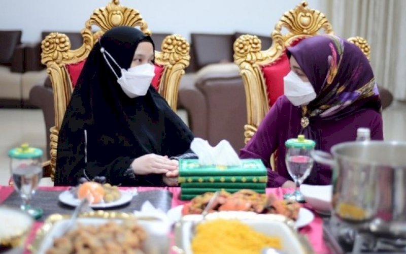 PERTEMUAN. Plt Ketua TP PKK Sulsel yang juga Ketua Dekranasda Sulsel Naoemi Octarina (kiri) menerima kunjungan silaturahmi istri Menteri Pemuda Olahraga Zainuddin Amali Nadiah Alhamid di Rumah Jabatan Gubernur Sulsel, Minggu (12/9/2021). foto: istimewa