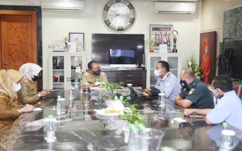 PERTEMUAN. Kepala Pelabuhan Perikanan Untia Makassar Iswadi Rachman menemui Wali Kota Makassar Moh Ramdhan Pomanto di kediaman pribadinya, Selasa (14/9/2021). foto: istimewa