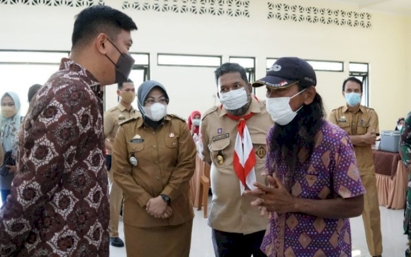 VAKSINASI. Bupati Gowa selaku Ketua Kwartir Cabang Pramuka Kabupaten Gowa, Adnan Purichta Ichsan, memantau pelaksanaan vaksinasi bagi pelajar, Selasa (14/9/2021). foto: istimewa