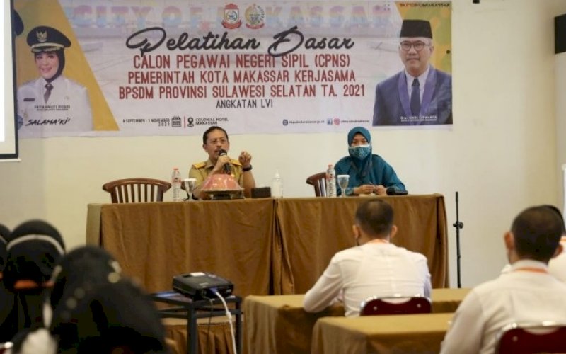 BERI MOTIVASI. Sekda Kota Makassar, Muh Ansar, memberikan ceramah dalam Latsar CPNS Pemkot Makassar tahun 2021 angkatan LVI (56) dan LVII (57) di Hotel Colonial Makassar, Selasa (14/9/2021). foto: istimewa