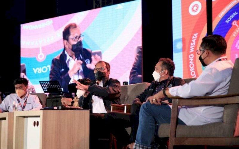 PANELIS. Wali Kota Makassar, Moh Ramdhan Pomanto (kedua kiri), didaulat menjadi salah satu panelis pada acara Diskusi Asik Pariwisata dengan tema 'Strategi Bisnis Pariwisata & Even Pascapandemi' yang diadakan Forum Backstagers Indonesia di Hotel Four Points by Sheraton Makassar, Rabu (15/9/2021). foto: istimewa