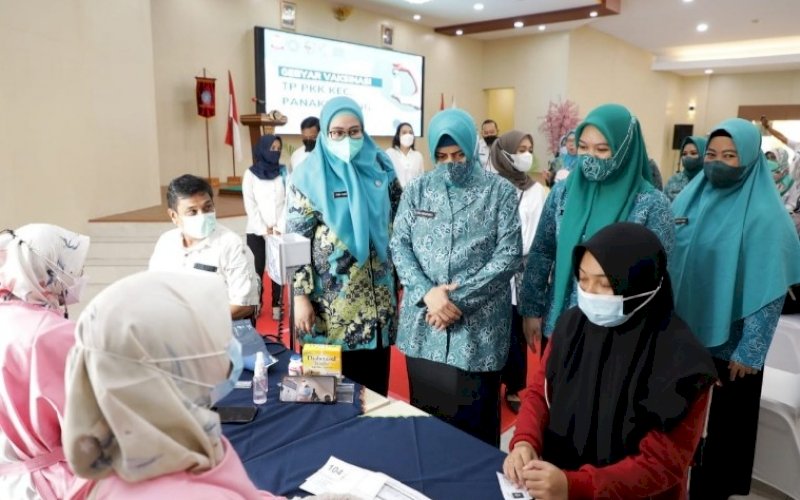 VAKSINASI. Ketua Tim Penggerak PKK Kota Makassar, Indira Jusuf Ismail, memantau Gebyar Vaksinasi yang digelar TP PKK Kecamatan Panakkukang di Balai Latihan Kerja (BLK), Rabu (15/9/2021). foto: istimewa