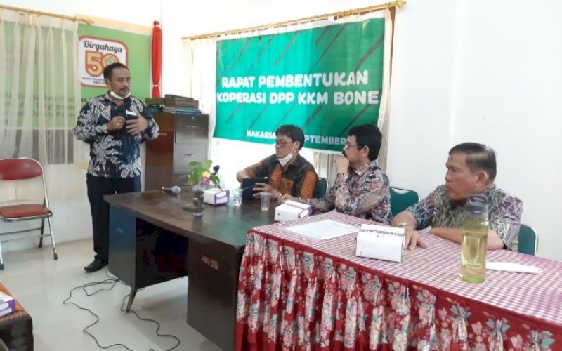 PEMBENTUKAN KOPERASI. Ketua Koperasi DPP KKM Bone Sulsel, Rusnaedi, memberikan sambutan dan penjelasan pada pembentukan Koperasi DPP KKM Bone Sulsel di Sekretariat KKM Bone Sulsel di Jl Batu Putih, Kota Makassar, Kamis (16/9/2021). Turut hadir Ketua KKM Bone Provinsi Sulsel Andi Syahriwijaya bersama puluhan pengurus KKM Bone Sulsel serta Kepala Bidang Pembiayaan Simpan Pinjam Dinas Koperasi dan UKM Kota Makassar Idris K. foto: doelbeckz/pluz.id