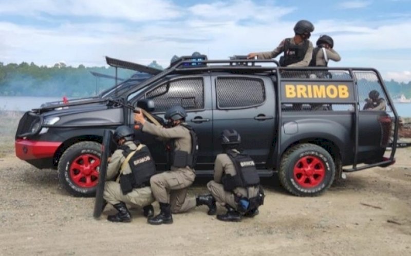 BERAKSI. Detasemen Anti Anarki (Den AA) 45 Batalyon C Pelopor Satbrimob Polda Sulsel melakukan aksi di Kampung Nelayan Bajoe, Kecamatan Tanete Riattang Timur, Kabupaten Bone, Kamis (16/9/2021). foto: istimewa
