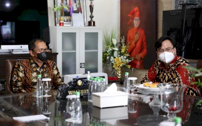 PERTEMUAN. Wali Kota Makassar Moh Ramdhan Pomanto menerima kunjungan anggota Dewan Pengawas BPJS Kesehatan Siruaya Utamawan di kediaman pribadinya, Jl Amirullah, Kota Makassar, Kamis (16/9/2021). foto: istimewa
