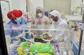 Fatmawati Bersama Indira Jenguk Bayi yang Ditemukan di Bajiminasa