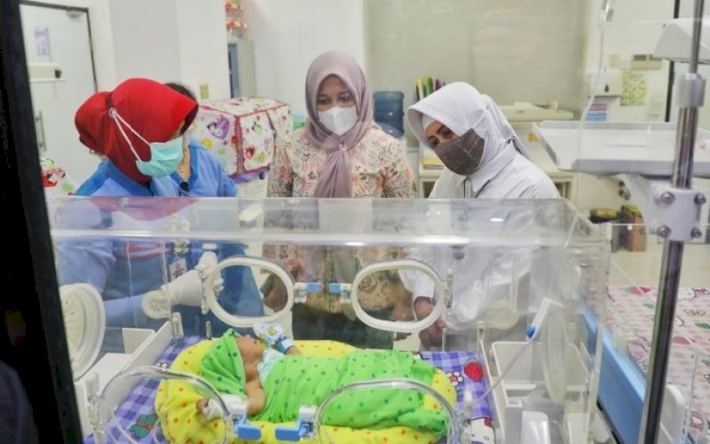 MENJENGUK. Wakil Wali Kota Makassar Fatmawati Rusdi dan Ketua TP PKK Kota Makassar Indira Jusuf Ismail menjenguk bayi yang ditemukan di Jl Bajiminasa yang sedang mendapatkan perawatan di RS Bhayangkara Makassar, Kamis (16/9/2021). foto: istimewa