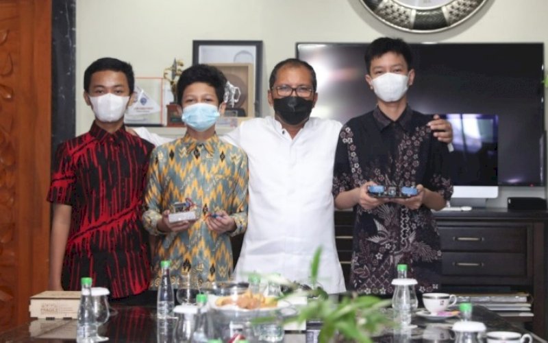 BERI DUKUNGAN. Wali Kota Makassar, Moh Ramdhan Pomanto, bersama tiga siswa MTs Negeri 1 Kota Makassar yang akan mengikuti lomba ASEAN Robotic Day (ARD) di kediaman pribadinya, Jl Amirullah, Kota Makassar, Jumat (17/9/2021). foto: istimewa