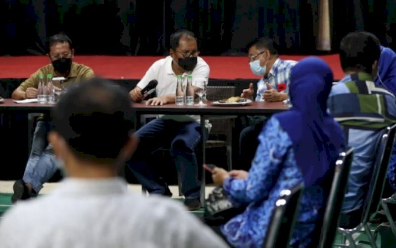 VAKSINASI. Wali Kota Makassar, Moh Ramdhan Pomanto, meminpin rapat koordinasi pelaksanaan vaskinasi di kediaman pribadinya, Jumat (17/9/2021). foto: istimewa