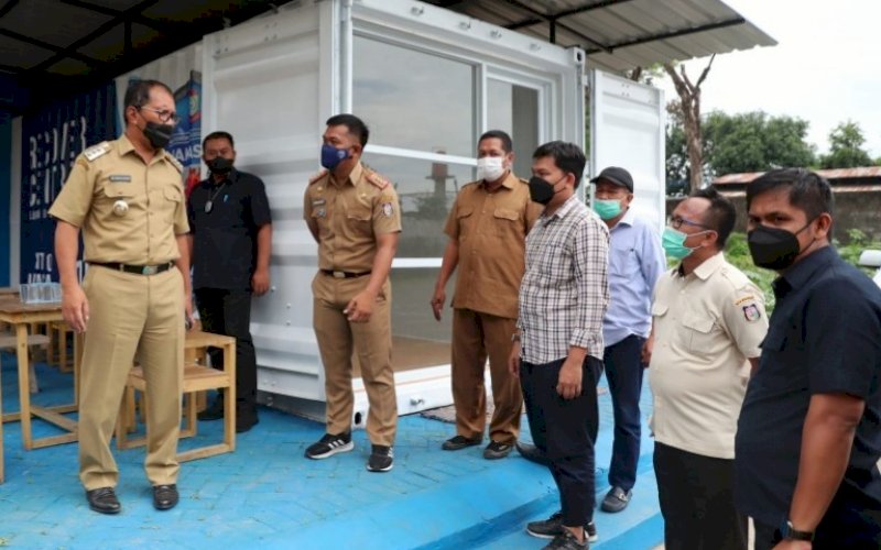 PEMANTAUAN. Wali Kota Makassar, Moh Ramdhan Pomanto, mengunjungi sekaligus memantau kesiapan kontainer Makassar Recover, Senin (20/9/2021). foto: istimewa