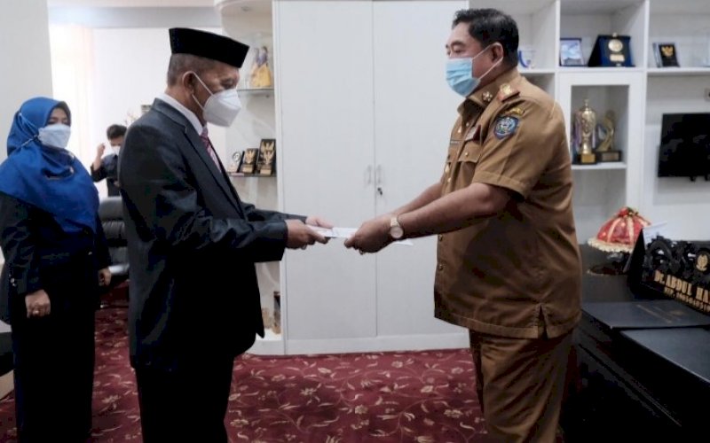 PELANTIKAN. Sekda Provinsi Sulsel Abdul Hayat Gani (kanan) melantik Marjani Sultan sebagai pejabat fungsional lingkup Pemprov Sulsel dengan jabatan Pembina Utama Madya IV D Widyaiswara Ahli Utama di ruang kerjanya, Kantor Gubernur Sulsel, Jl Urip Sumoharjo, Kota Makassar, Selasa (21/9/2021). foto: istimewa