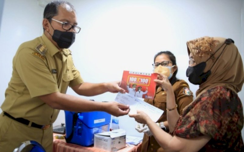 VAKSINASI. Wali Kota Makassar, Moh Ramdhan Pomanto, memantau langsung pelaksanaan vaksinasi sekaligus juga mengedukasi warga pentingnya menjaga kesehatan di Kantor Kelurahan Mapala, Jl Tamalate, Selasa (21/9/2021). foto: istimewa