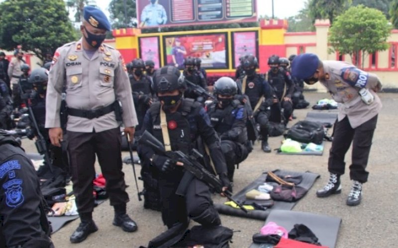 PENGECEKAN. Danyon C Pelopor Satbrimob Polda Sulsel, Kompol Nur Ichsan, melakukan pengecekan akhir persiapan personel menjelang pemberangkatan ke Provinsi Papua guna pengamanan pelaksanaan PON XX Papua 2021, Rabu (22/9/2021). foto: istimewa