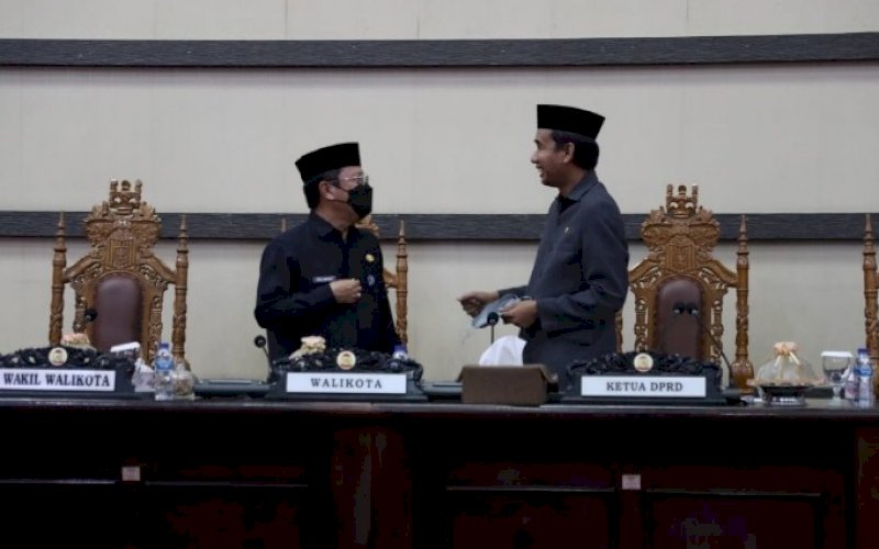 RAPAT PARIPURNA. Sekda Kota Makassar Muh Ansar (kiri) bersama Ketua DPRD Kota Makassar Rudianto Lallo pada rapat paripurna DPRD Kota Makassar membahas Ranperda tentang Perlindungan Guru yang digelar di Ruang Rapat paripurna Kantor DPRD Kota Makassar, Selasa (21/9/2021). foto: istimewa