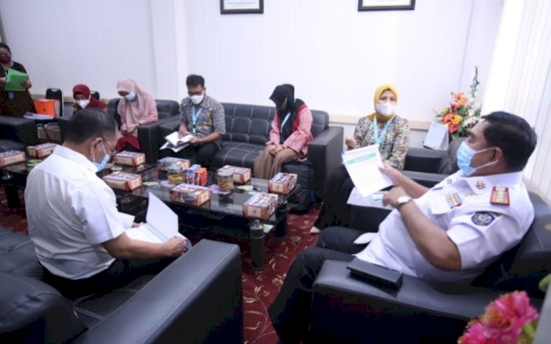 PERTEMUAN. Sekda Provinsi Sulsel, Abdul Hayat Gani, menerima kunjungan USAID, di ruang kerjanya, Rabu (22/9/2021). foto: istimewa