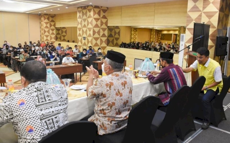SOSIALISASI PERDA. Anggota DPRD Kota Makassar, Abd Wahab Tahir (kanan), menggelar sosialisasi Perda nomor 1 tahun 2012 tentang Pendidikan Baca Tulis Al Qur'an di Hotel Pesonna Makassar, Kamis (23/9/2021). foto: istimewa