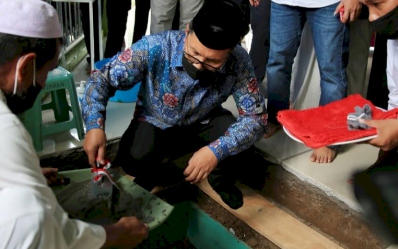 PELETAKAN BATU. Wali kota Makassar, Moh Ramdhan Pomanto, melakukan peletakan batu pertama pembangunan dan rehabilitasi shelter Masjid Al Muttaqin di Jl Ujung Bori Raya Blok 8, Perumnas Antang, Kota Makassar, Jumat (24/9/2021). foto: istimewa
