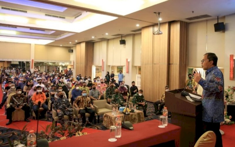 BERI ARAHAN. Wali Kota Makassar, Moh Ramdhan Pomanto, memberikan arahan pada pembahasan pembangunan akses jalan tol MNP di Hotel Horizon Makassar, Jumat (24/9/2021). foto: istimewa