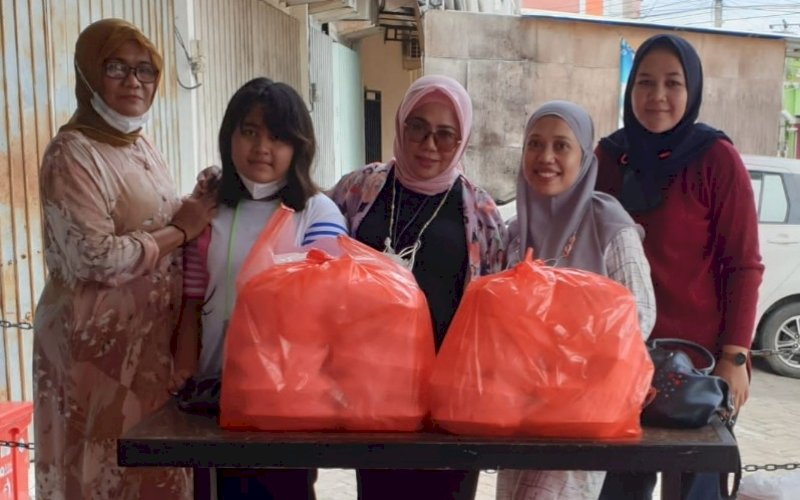 JUMAT BERKAH. Tim Adhitara Grup menggelar Program Jumat Berkah di seputaran Jl Boulevard, Kota Makassar, Jumat (24/9/2021). foto: istimewa