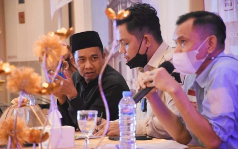 SOSIALISASI PERDA. Anggota DPRD Kota Makassar, Kasrudi (kiri) menggelar sosialisasi Perda nomor 15 tahun 2009 tentang Perlindungan, Pemberdayaan Pasar Tradisional dan Penataan Pasar Modern di Hotel Grand Town Makassar, Jumat (24/9/2021). foto: istimewa