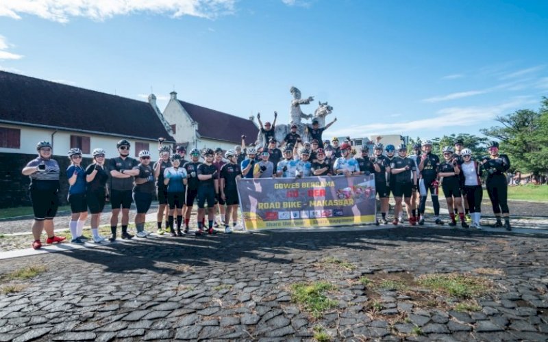 GOWES BERSAMA. Komunitas sepeda road bike Makassar melakukan Gowes Bersama (Gobar) dengan star dari Hotel Maleo menuju Bandara Internasional Sultan Hasajuddin dan finish di Fort Rotterdam Makassar, Sabtu (25/9/2021). foto: istimewa