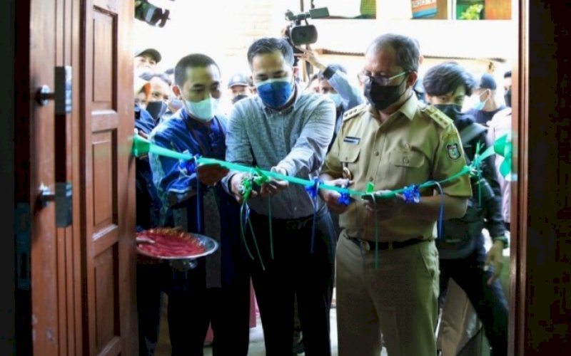 PERESMIAN. Wali Kota Makassar, Moh Ramdhan Pomanto, meresmikan sekaligus penyerahan kunci untuk beberapa unit hunian tetap yang dibangun IZI bersama Bank Sulselbar di Jl Rappokalling Utara, Kelurahan Rappokalling, Kecamatan Tallo, Kota Makassar, Senin (27/9/2021). foto: istimewa