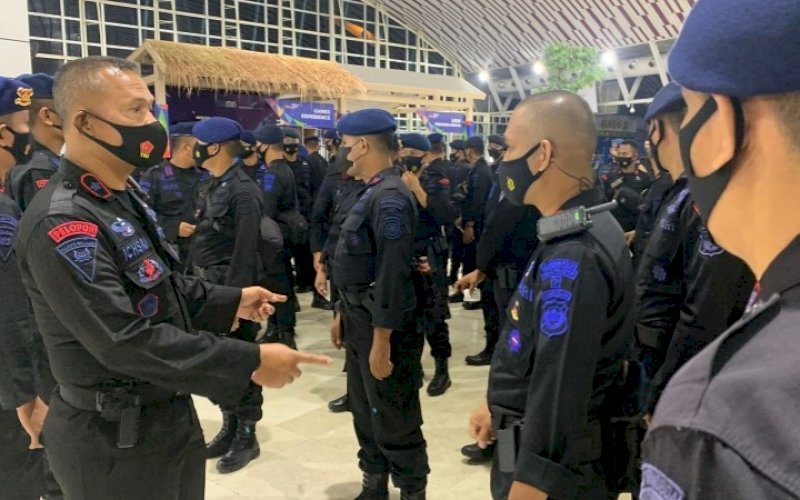 PEMBERANGKATAN. Danyon C Pelopor Satbrimob Polda Sulsel, Kompol Nur Ichsan (kiri), mengantar pemberangkatan personel Satbrimob Polda Sulsel BKO Polda Papua hingga ke Bandara Internasional Sultan Hasanuddin Makassar, Senin (27/9/2021) dini hari. foto: istimewa