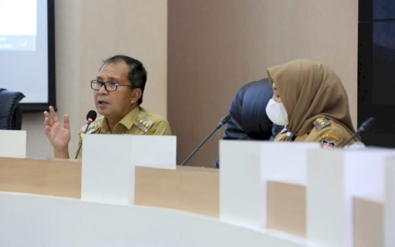 PIMPIN RAPAT. Wali Kota Makassar Moh Ramdhan Pomanto dan Wakil Wali Kota Makassar Fatmawati Rusdi (Danny-Fatma) rapat koordinasi persiapan pembelajaran tatap muka terbatas yang dilakukan di Ruang Sipakatau Lantai 2 Kantor Balai Kota Makassar, Senin (27/9/2021). foto: istimewa