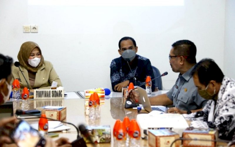 BAHAS PTM. Wakil Wali Kota Makassar Fatmawati Rusdi duduk bersama Ketua Dewan Pendidikan Kota Makassar Rudianto Lallo dan seluruh pihak terkait untuk membicarakan sistem dan simulasi PTM yang akan dilaksanakan Oktober mendatang di Kantor Dewan Pendidikan Kota Makassar, Selasa (28/9/2021). foto: istimewa