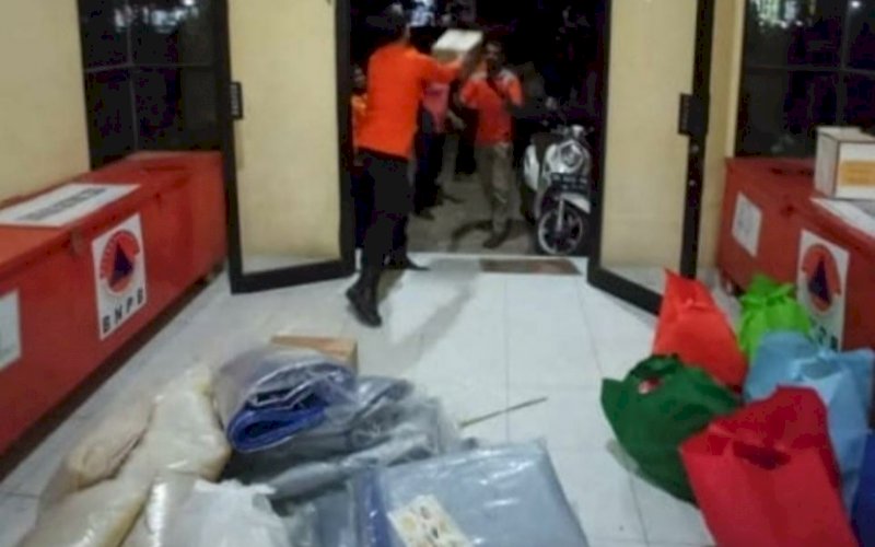 PENYALURAN BANTUAN. Pemprov Sulsel bertindak cepat dalam upaya bantuan logistik untuk korban kebakaran di Kabupaten Takalar, Selasa (28/9/2021) malam. foto: istimewa