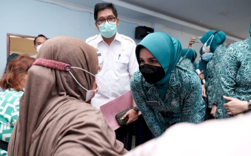 VAKSINASI. Ketua TP PKK Kabupaten Gowa, Priska Paramita Adnan, saat meninjau Kebut Vaksin Covid-19 di Kantor Camat Pallangga, Rabu (29/9/2021). foto: istimewa