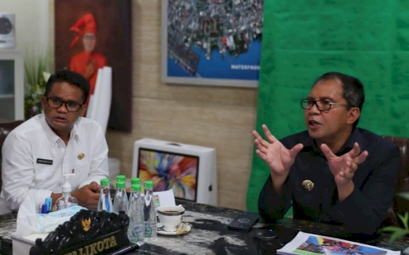 JADI NARASUMBER. Wali Kota Makassar, Moh Ramdhan Pomanto (kanan), didaulat menjadi narasumber pada pertemuan secara virtual di kediaman pribadinya, Jl Amirullah, Kota Makassar, Rabu (29/9/2021). foto: istimewa