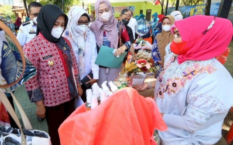 PEMANTAUAN. Wakil Wali Kota Makassar, Fatmawati Rusdi (kiri), memantau lomba UMKM di Kelurahan Tamamaung, Kecamatan Panakkukang, Kota Makassar, Rabu (29/9/2021). foto: istimewa