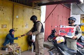 Brimob Bone Bagikan Masker Gratis