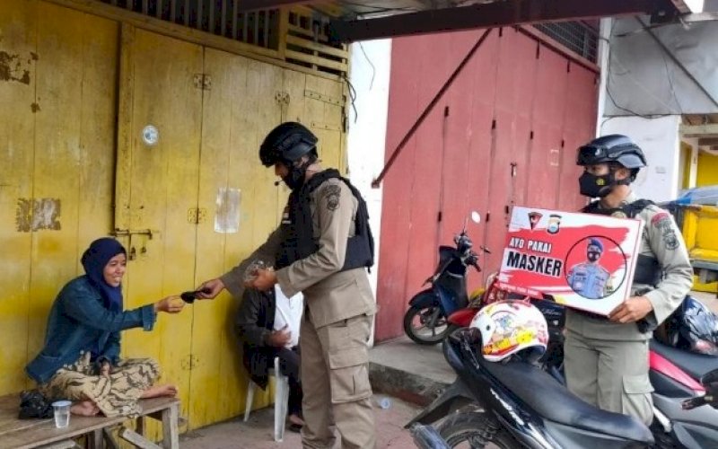 PATROLI KRYD. Tim Patroli KRYD Batalyon C Pelopor Satbrimob Polda Sulsel memberikan imbauan tentang pentingnya menjaga diri dari paparan Covid-19 salah satunya dengan tetap mengenakan masker. Rabu (29/9/2021). foto: istimewa