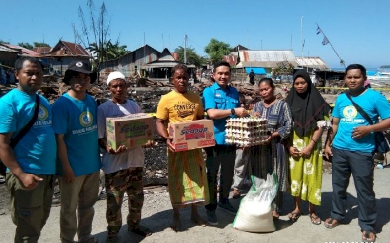 SALURKAN BANTUAN. Partai Gelora menyalurkan bantuan untuk korban musibah kebakaran di Dusun Suli, Desa Galesong Baru, Kecamatan Galesong, Kabupaten Takalar, Rabu (29/9/2021). foto: istimewa