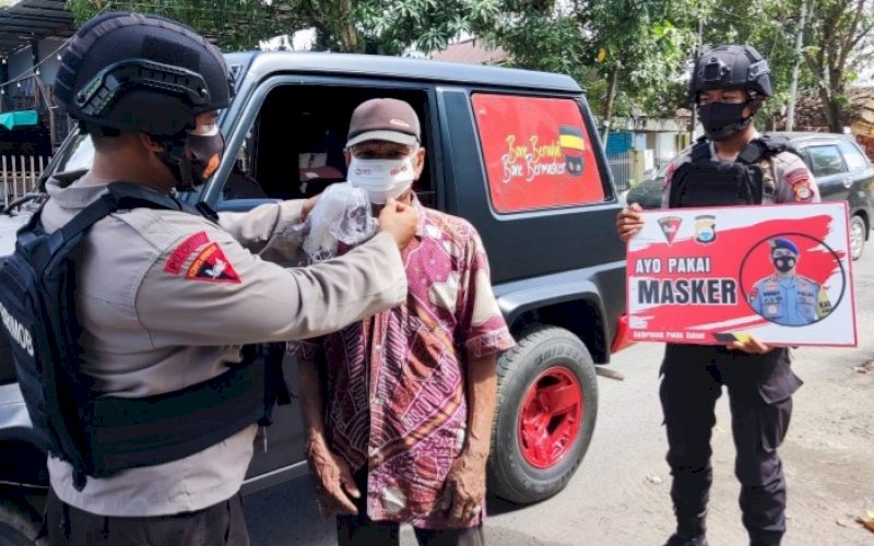 PATROLI KRYD. Batalyon C Pelopor Satbrimob Polda Sulsel menggelar patroli Kegiatan Rutin Yang Ditingkatkan (KRYD) dengan menyambangi pusat-pusat kegiatan masyarakat di Kabupaten Bone demi memberikan imbauan terkait penerapan protokol kesehatan untuk mencegah terjadinya penyebaran Covid-19, Kamis (30/9/2021). foto: istimewa