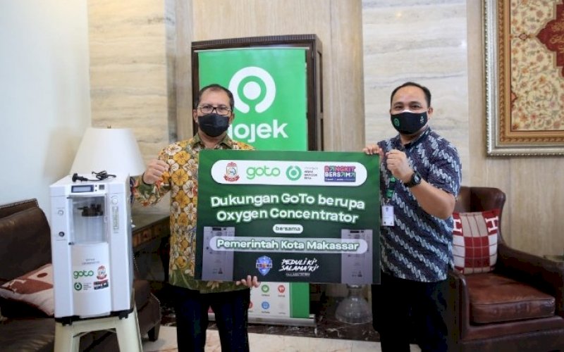 PENYERAHAN BANTUAN. Senior Manager Public Policy and Government Relations Gojek Sulawesi Mohammad Khomeiny (kanan) menyerahkan bantuan kepada Pemerintah Kota Makassar berupa 15 unit oksigen (konsentrator) diterima Wali Kota Makassar Moh Ramdhan Pomanto, Kamis (30/9/2021). foto: istimewa