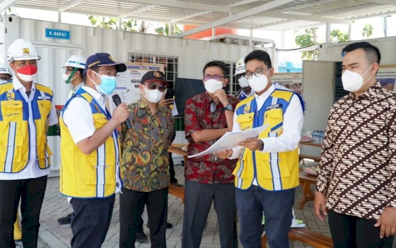TINJAU PSN. Staf Khusus Wakil Presiden Bidang Infrastruktur dan Investasi, Sukriansyah S Latief (ketiga kiri) meninjau Proyek Strategis Nasional (PSN) Bendungan Jragung yang terletak di Desa Candirejo, Kecamatan Pringapus, Kabupaten Semarang, Jawa Tengah, Kamis (30/9/2021). foto: istimewa